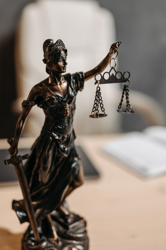 Estátua da Justiça segurando a balança